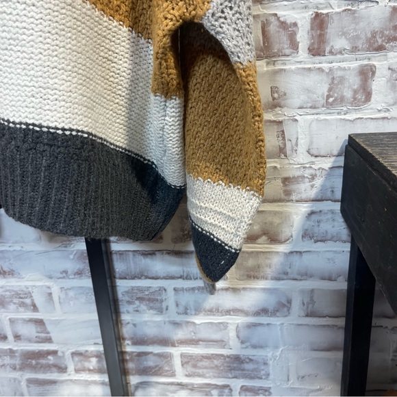 Eesome Brown and White Crew Neck Sweater with Color Block Design - Picture 4 of 7